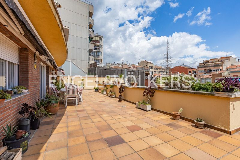 Foto a8257bf6-618a-473e-a85f-17ea1bf79e60. Casa amb calefacció aparcament piscina a Plaça Catalunya - Escola Industrial Terrassa