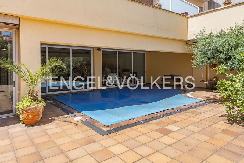 Foto a9c2413e-a17b-4ca5-96f4-9e69702fd984. Casa amb calefacció aparcament piscina a Plaça Catalunya - Escola Industrial Terrassa