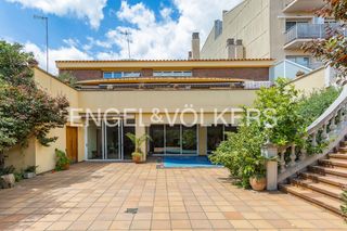 Casa  Carrer de joaquín costa. Casa a un paso del centro de terrassa con 600m2 de jardin