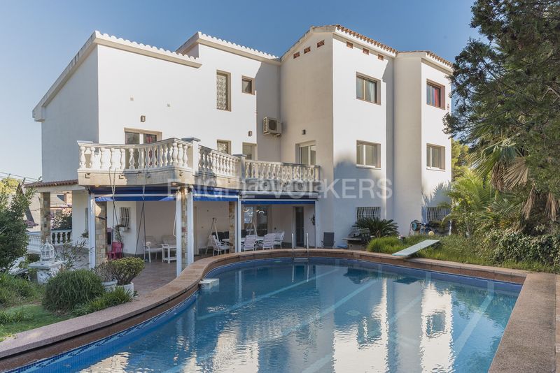 Foto 1543f66e-a5fa-4619-9486-e42cd2e27e6a. Lloguer casa amb calefacció aparcament piscina a Castelldefels