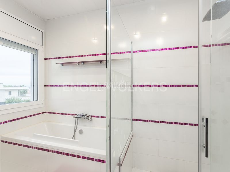 Foto da611f78-e327-4e33-9f55-d2598962c5b1. Lloguer casa amb calefacció aparcament piscina a Castelldefels