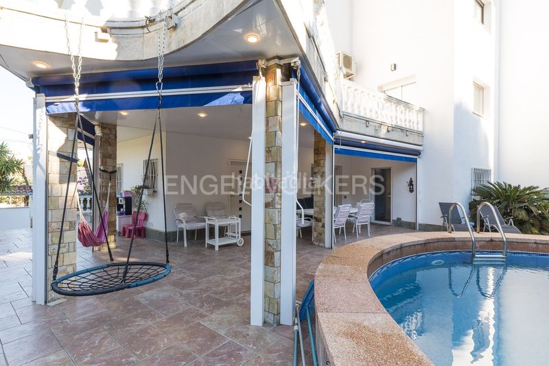 Foto 5e547158-1266-4c27-9743-ca203db6e824. Rent house with heating parking pool in Montmar Castelldefels