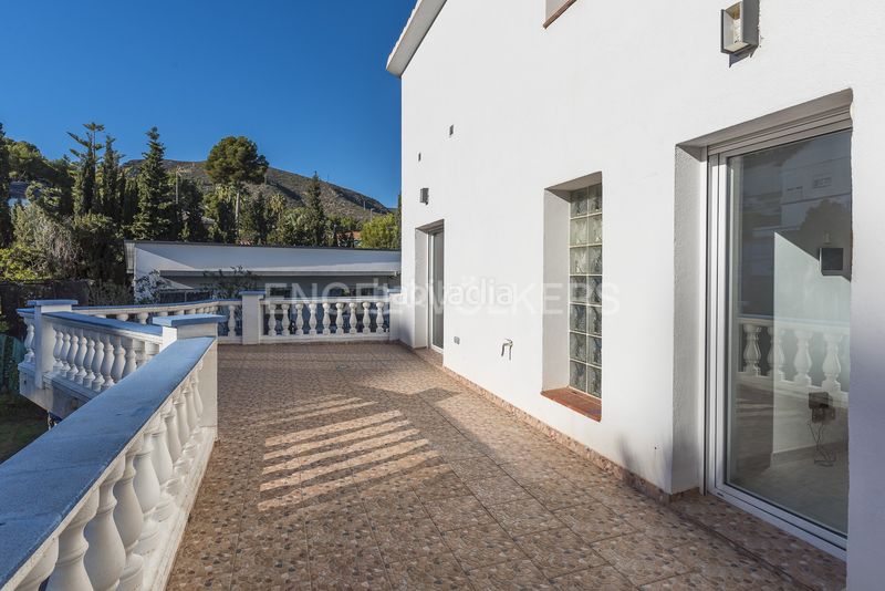 Foto 89274d66-d376-496d-a926-e3eac34ff81e. Rent house with heating parking pool in Montmar Castelldefels