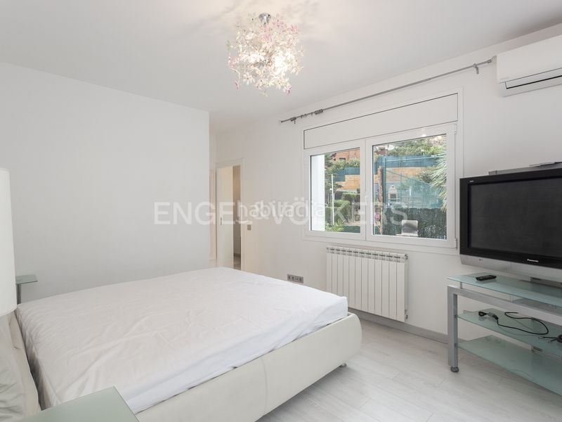 Foto 99a67c79-8cbc-4ee6-a4d2-589e980cdbd4. Rent house with heating parking pool in Montmar Castelldefels