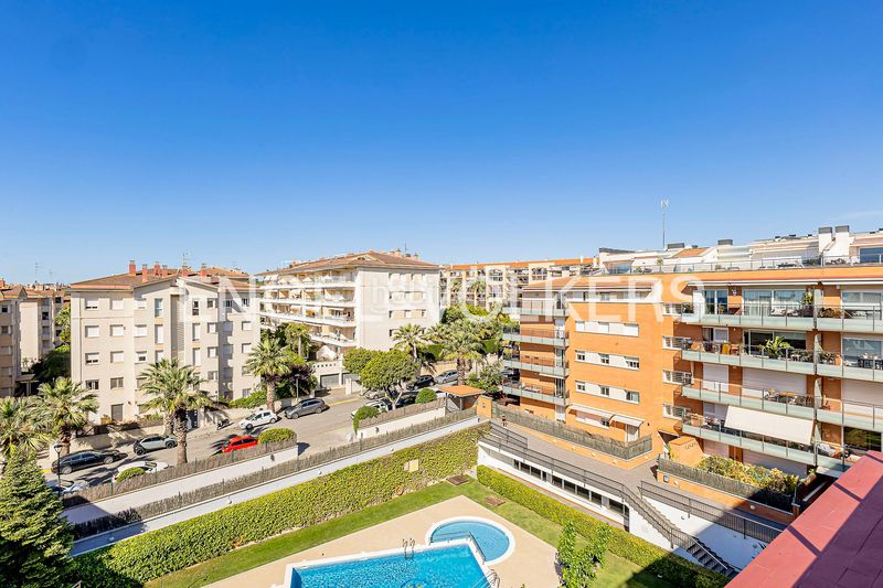 Foto 5ba01794-2374-4a49-8cbd-4b06f2d9aeaf. Àtic amb calefacció aparcament piscina a Can Pei Sitges