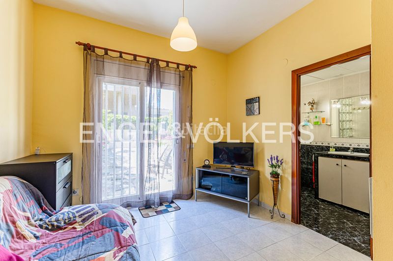 Foto 08057259-1a82-487c-b04b-67f742904428. Casa adossada amb calefacció aparcament a Torrent Ballester Viladecans