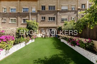 Haus in Torrent Ballester. Exclusiva casa adosada con amplios espacios