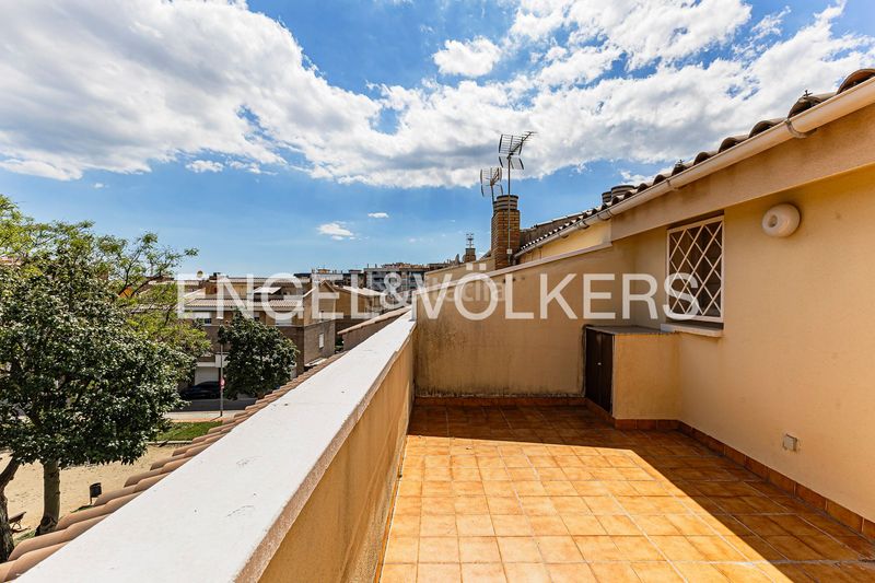 Foto 128b1742-3066-43b6-8a40-32273d05defa. Casa adossada amb calefacció aparcament a Torrent Ballester Viladecans