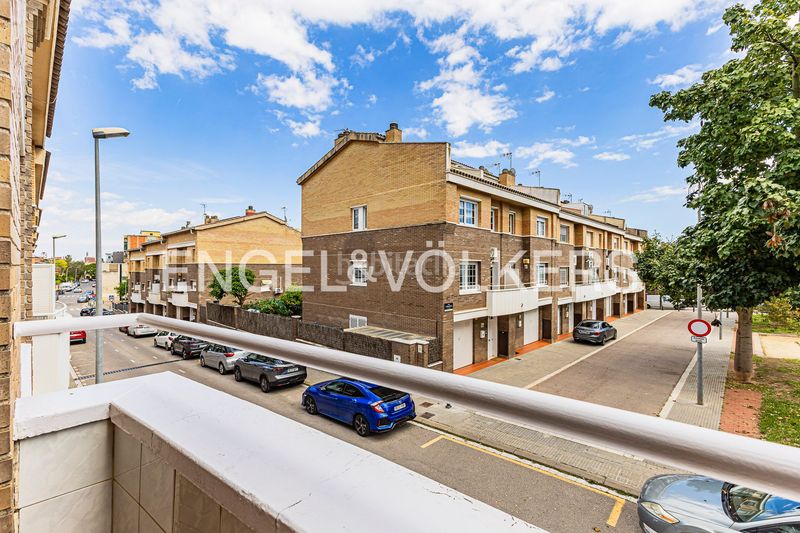 Foto 4dd28574-ad1b-4075-85f9-0f534ccbb809. Casa adossada amb calefacció aparcament a Torrent Ballester Viladecans