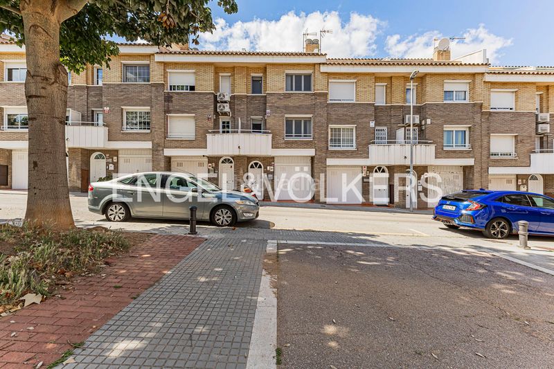Foto 85480db5-671a-45b2-9584-b54cbb30b996. Casa adossada amb calefacció aparcament a Torrent Ballester Viladecans