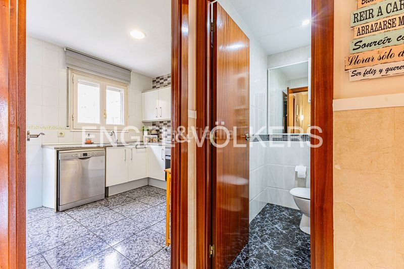 Foto 979b0517-4743-4a29-8658-4d64b4ec2e9b. Casa adossada amb calefacció aparcament a Torrent Ballester Viladecans