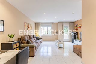 House in Torrent Ballester. Exclusiva casa adosada con amplios espacios