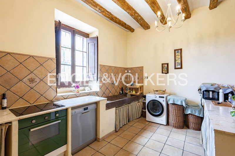 Foto 9eed7a19-8a73-48d0-9007-577fcd00deb3. Casa amb calefacció aparcament a Corbera de Llobregat