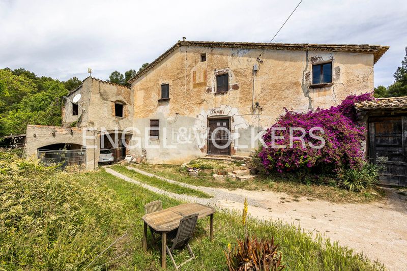 Foto f482ae2f-ce23-4c4d-be46-ce4ae3e5a4cf. Casa amb calefacció aparcament a Corbera de Llobregat