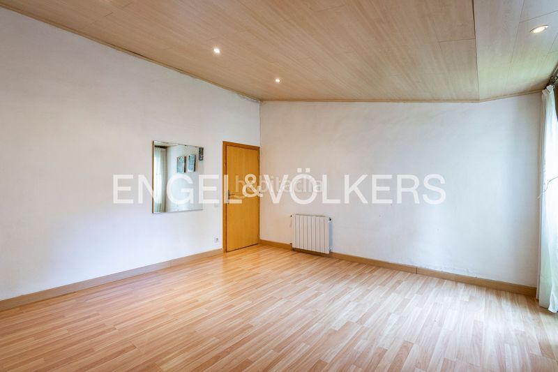 Foto 9a8fcd3b-124d-4048-bc3a-07fc97e86b29. Casa adossada amb calefacció a Vilapicina - Torre Llobeta Barcelona