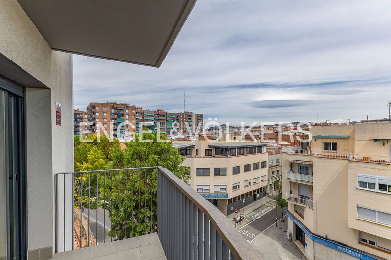 Foto a6d6f53b-da53-4334-9c27-9a981f68a56b. Àtic amb calefacció aparcament a La Gavarra Cornellà de Llobregat