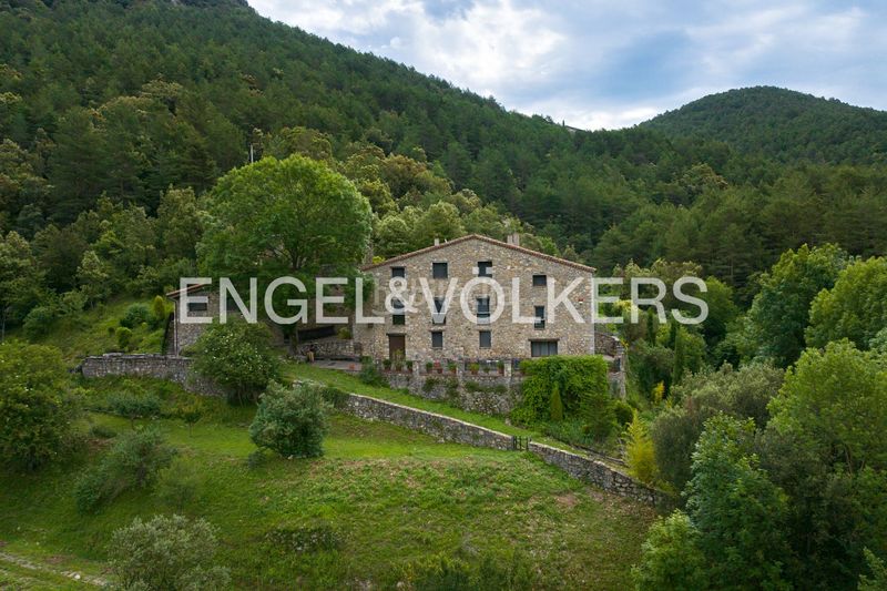 Foto 5c0cb226-e596-4491-8979-5303eaadfba3. Casa amb calefacció a Vall de Bianya (La)