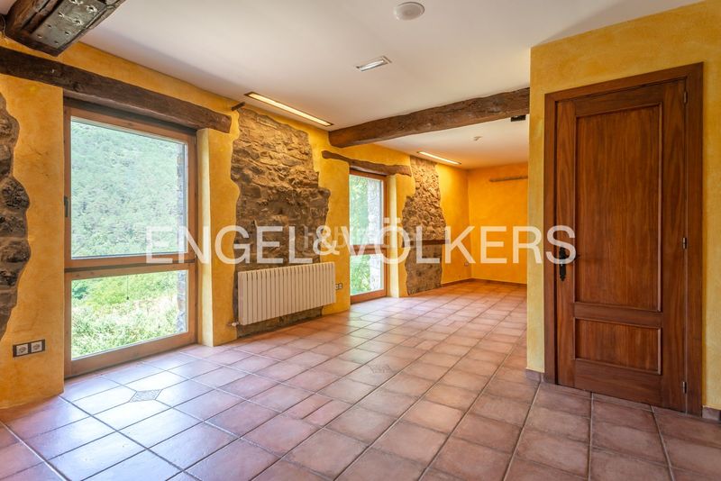 Foto 5fa84499-f54b-4e14-ba49-1fa9b85a15b6. Casa amb calefacció a Vall de Bianya (La)