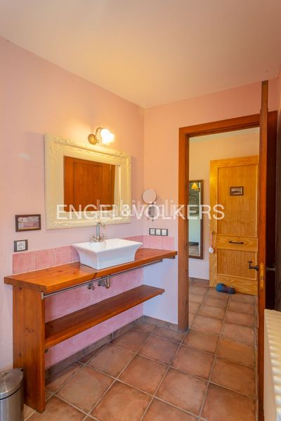 Foto 6d0fb306-a35b-40fe-8d9a-61876b459e67. Casa amb calefacció a Vall de Bianya (La)