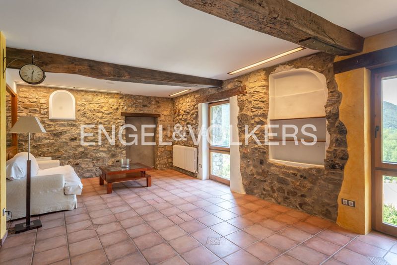 Foto ac3b3bc8-34e8-43ac-9bd1-013de56132f6. Casa amb calefacció a Vall de Bianya (La)