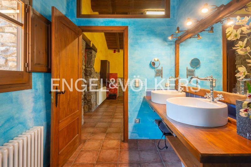 Foto f5b31bb4-654f-442e-b7b7-36443aa578d5. Casa amb calefacció a Vall de Bianya (La)