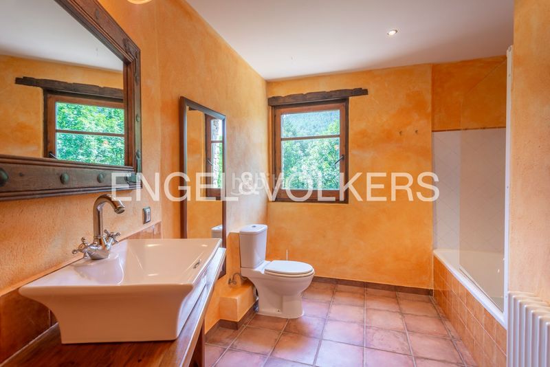 Foto f86c7dbb-e4d1-454b-994d-3273482135be. Casa amb calefacció a Vall de Bianya (La)