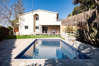 Rent House in Cabrils. Elegante casa con piscina en cabrils