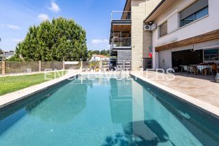 Casa a Canovelles. Chalet con piscina, frontón y sauna en canovelles