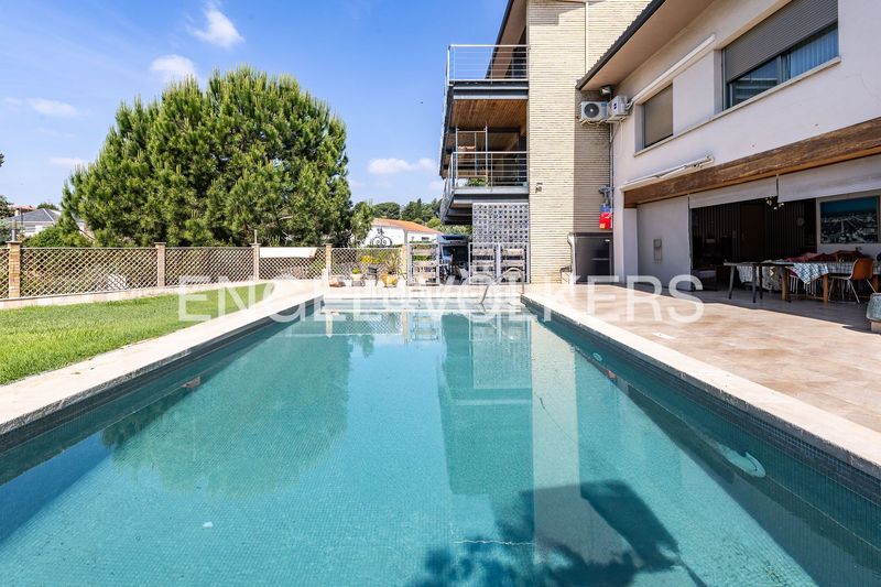 Foto 287029ff-4337-4345-b7d4-5ac614d94fc8. Casa amb calefacció aparcament piscina a Canovelles