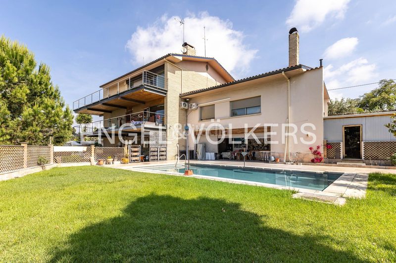 Foto dadb0590-778b-47ad-bd58-d1e08cb7655d. Casa amb calefacció aparcament piscina a Canovelles