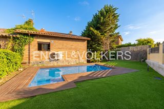 Haus in Can Massuet del Far. Bonita casa independiente, con piscina, jardín y chimenea en dos