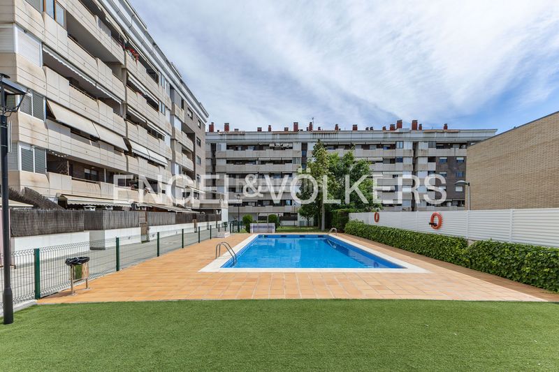 Foto 50982b6c-4aff-4f95-95b3-2ffbc2794477. Pis amb calefacció aparcament piscina a Eixample Sant Joan Despí