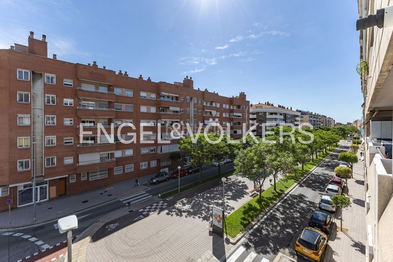 Foto b3b3fbf5-bbd2-4d91-bf9a-73ca8d61e254. Pis amb calefacció aparcament piscina a Eixample Sant Joan Despí