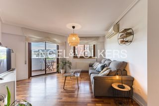 Etagenwohnung in Eixample. Acogedor piso esquinero con piscina.