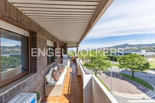 Flat in Eixample. Exclusivo piso con vistas verdes y piscina