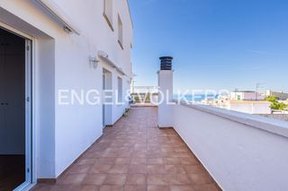 Pis a Urbanitzacions. Piso con amplia terraza y vistas al mar