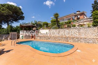 Casa en Niàgara Parc -Àgora Parc. El refugio perfecto vistas a la piscina, calidez de hogar y tota