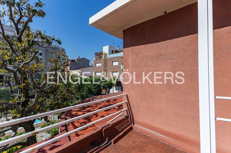 Foto 77ff36b0-b991-4096-8eb0-57bdbce7266e. Casa amb calefacció aparcament piscina a Centre Prat de Llobregat (El)