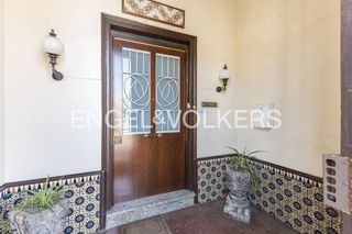 Casa a Centre. Casa señorial con identidad histórica en el centro de el prat de