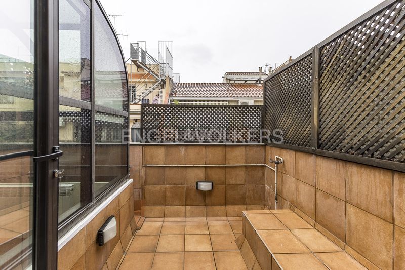 Foto cb533dca-82e5-4ce0-8234-f1c0fab3e944. Àtic amb calefacció aparcament a Vila de Gràcia Barcelona