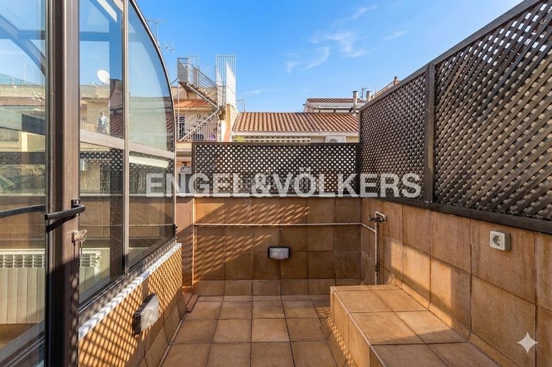 Foto cdd92c91-3c37-4f7e-9b51-a2071267e968. Àtic amb calefacció aparcament a Vila de Gràcia Barcelona