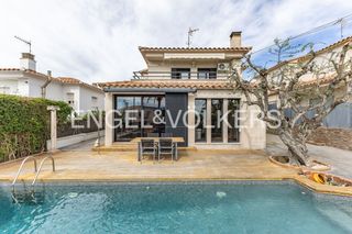 Maison à Mas Mel. Singular y elegante casa con piscina en mas mel, calafell