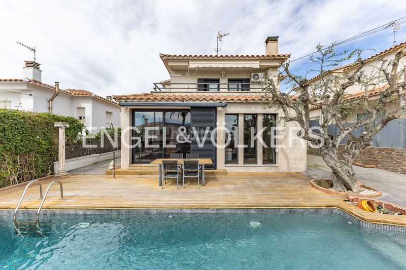 Foto 9adb4b8f-1344-4d05-920d-1e85e6856548. Casa amb calefacció aparcament piscina a Mas Mel Calafell