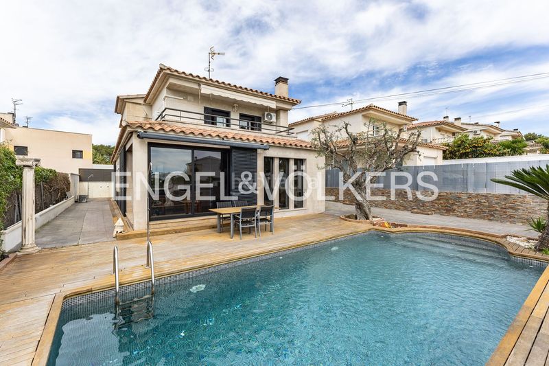 Foto f19cdda5-33d7-4230-9c18-8109571c73cd. Casa amb calefacció aparcament piscina a Mas Mel Calafell