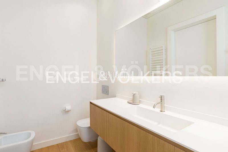 Foto 0b0643b4-a5f3-4669-9dbd-31e4b4a6f294. Pis amb calefacció piscina a Dreta de l´Eixample Barcelona