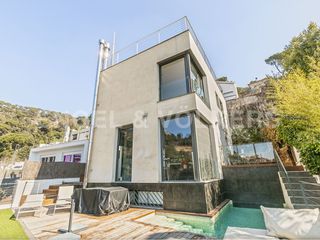 Lloguer Casa a Vallvidrera - Tibidabo - Les Planes. Fantástica casa moderna con piscina y aparcamiento