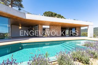 House in Cabrils. Exclusiva casa mediterránea de obra nueva con vistas al mar