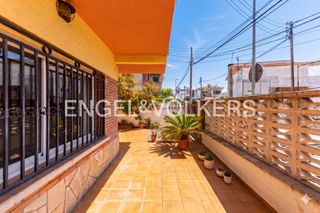 Casa  Carrer de narcís monturiol. Casa con amplias terrazas, patio privado y garaje en entorno res
