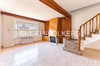 Casa  Carrer de narcís monturiol. Casa con amplias terrazas, patio privado y garaje en entorno res