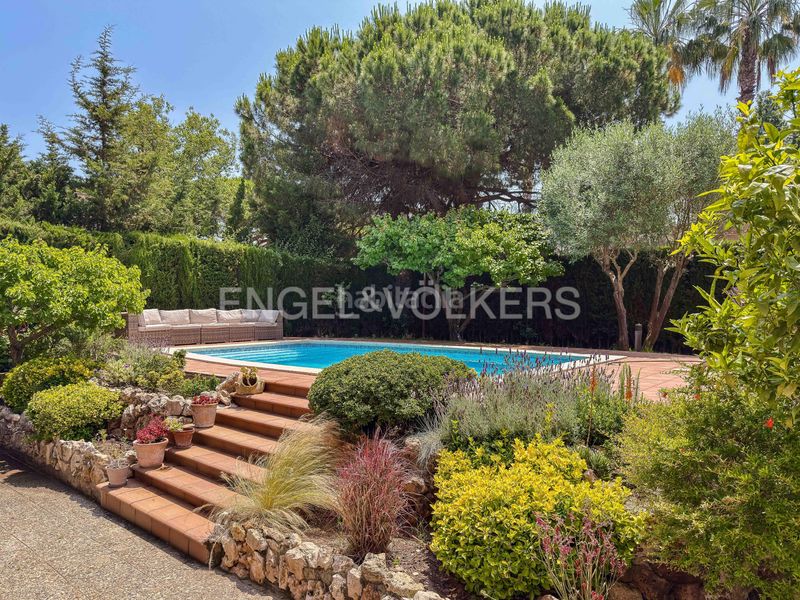 Foto 0e7b74db-5cc0-491a-b160-ab7d2d44b563. Casa amb calefacció aparcament piscina a Gava Mar Gavà